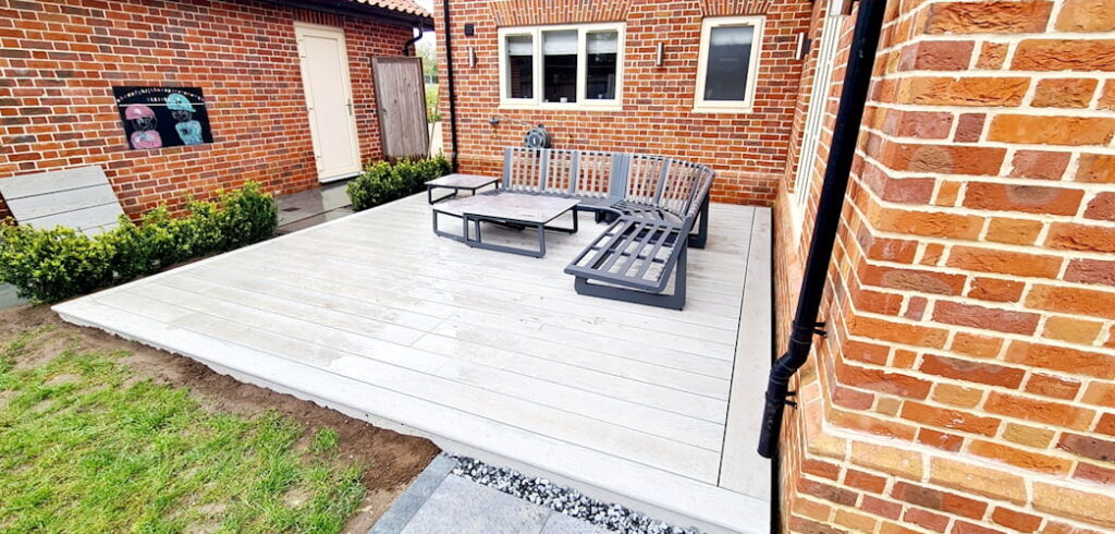 Decking Meets Porcelain | Spooner Row, Norfolk